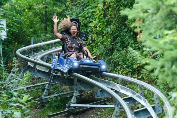 Nach zweijähriger Pause ist Berlins Sommer-Rodelbahn neben den Gärten der Welt in Marzahn-Hellersdorf wieder eröffnet. Besucher können mit bis zu 40 Stundenkilometern durch den Kienbergpark sausen. - © Annette Riedl/dpa/dpa-tmn
