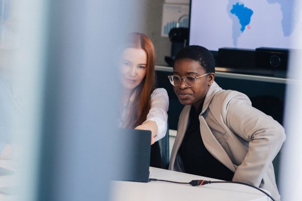Gemeinsamer Blick auf die gesetzten Ziele: Häufig sind Leistungsbewertungen essenziell für die Weiterentwicklung im Beruf. - © Zacharie Scheurer/dpa-tmn