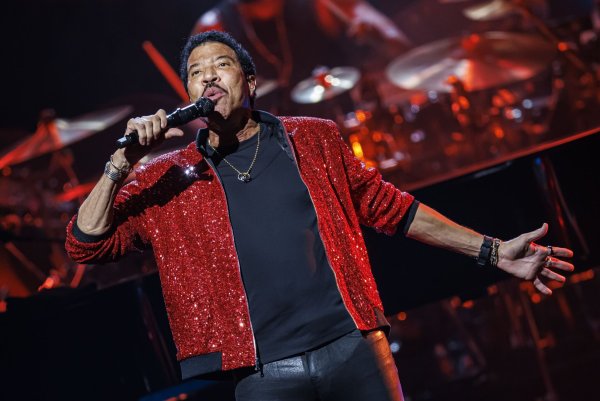 In den letzten Jahren trat Lionel Richie auf vielen Festivals auf. 2025 gibt er auf seiner Europa-Tournee fünf Konzerte in Deutschland. - © Valentin Flauraud/KEYSTONE/dpa
