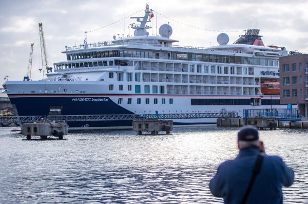 Die «Hanseatic Inspiration» während eines Aufenthalts in Wismar, Mecklenburg-Vorpommern. (Archivbild) - © Jens Büttner/dpa-Zentralbild/dpa