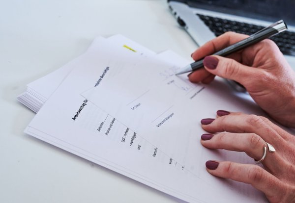 Befristete Arbeitsverträge bieten weniger Sicherheit als unbefristete, haben jedoch klare gesetzliche Regelungen. - © Annette Riedl/dpa/dpa-tmn