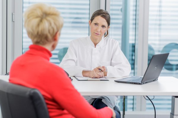Frauen, die das Gefühl haben, dass sich ihre ADHS-Symptome in der Perimenopause verschlechtern, sollten das bei ihrer Ärztin oder ihrem Arzt ansprechen. - © Monique Wüstenhagen/dpa-tmn