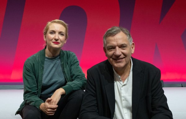 Die neuen Linken-Vorsitzenden Ines Schwerdtner und Jan van Aken wollen etwa die Hälfte ihres Netto-Gehalts an einen Solidaritätsfonds spenden. - © Hendrik Schmidt/dpa