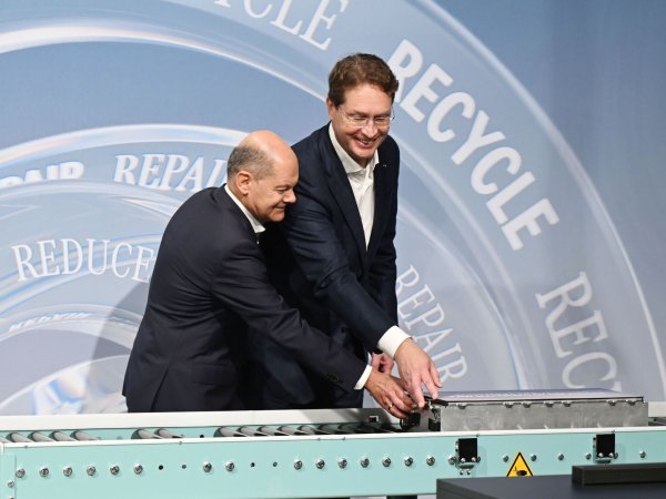 Mercedes-Benz eröffnet ein Batterie-Recycling-Werk. - © Uli Deck/dpa