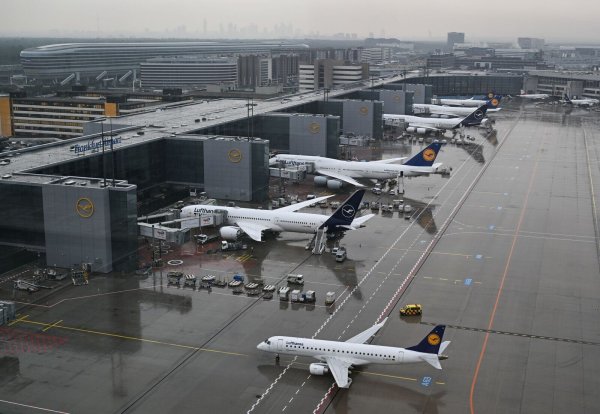 Keine Lufthansa-Direktflüge mehr von und nach Peking. - © Arne Dedert/dpa