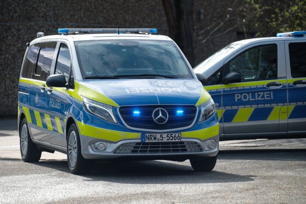 Auf eine Autobahn in Duisburg haben ein oder mehrere Unbekannte ein Rad geworfen. (Symbolbild) - © Henning Kaiser/dpa