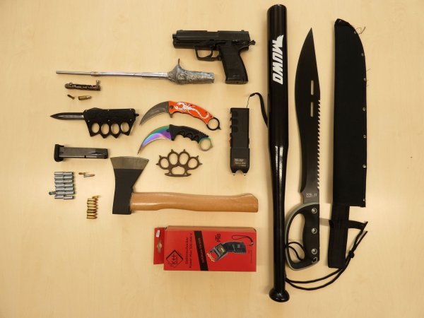 Die Polizei hat bei mutmaßlichen Drogendealern ein Waffenarsenal entdeckt. - © Polizei Düsseldorf/dpa