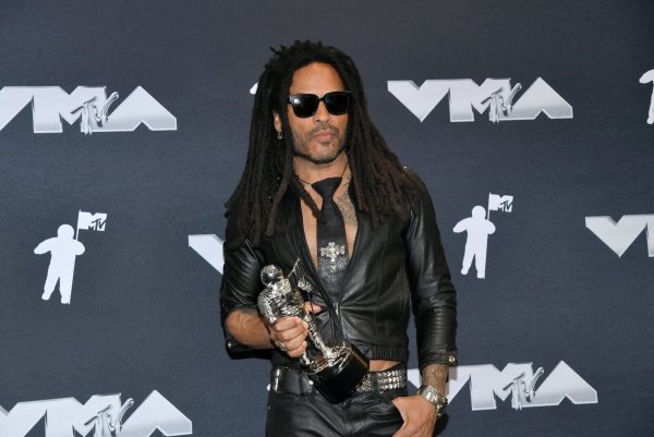 Die für nächstes Jahr angekündigte Europa-Tour von Rock-Superstar Lenny Kravitz sorgt schon jetzt für Begeisterung bei seinen Fans in den Sozialen Medien. - © Evan Agostini/Invision/AP/dpa