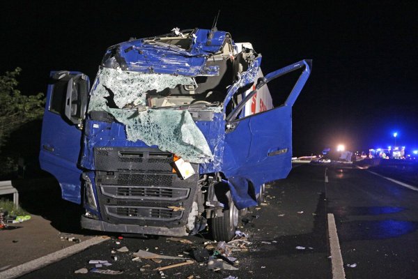 Ein zerstörter LKW steht am (20.05.2015) auf der A7 bei Bad Kissingen. Zuvor kam es bei einem weiteren LKW zu einem Reifenplatzer, weshalb der Fahrer des LKW die Kontrolle über sein Fahrzeug verlor, durch die Mittelleitplanke brach und auf der Gegenfahrbahn mit einem LKW kollidierte. Beim Unfall kam der Verursacher ums Leben, der zweite LKW-Fahrer wurde schwer verletzt. - © dpa