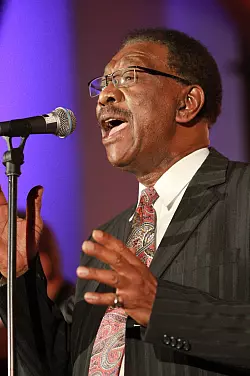 Blues-S&auml;nger Tommie Harris tritt auf. - &copy; J&uuml;rgen Achten