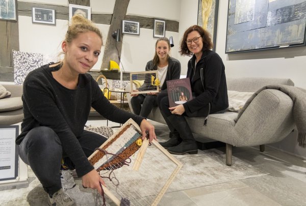 Nathalie Sobotta (vorn) und Nora von Ehren (Mitte) halten im Geschäft „RaumAusbeute" von Marita Zurheide für den Abend hölzerne Webrahmen bereit. - © Laurenz Tegethoff
