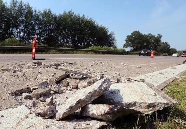 Wegen der Straßenschäden war im Juni eine der Fahrspuren der Autobahn A7 
gesperrt. Bei den hohen Temperaturen waren Betonplatten aufgebrochen und
hatten sich angehoben - Fachleute bezeichnen diese Schäden als Blow-Ups. - © Christian Butt/dpa