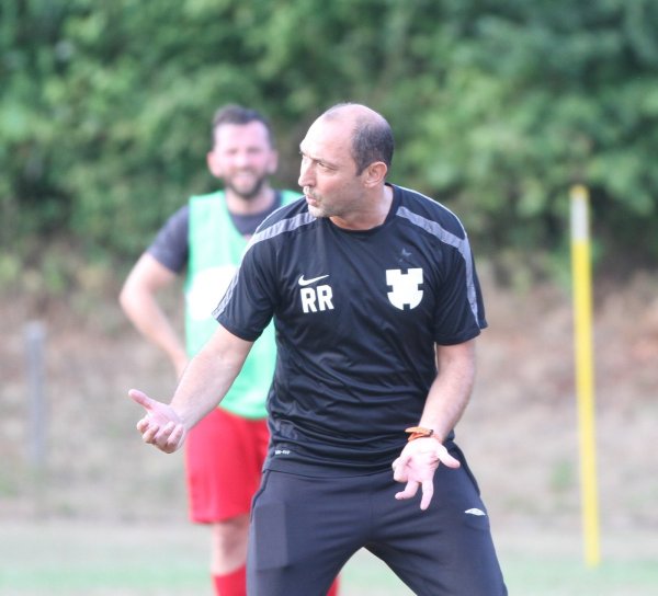 Mit vollem Engagement auf dem Trainingsplatz im Eggestadion: Ufuk Basaran unterbricht die Einheit für eine klare Ansage, da ihm etwas nicht gefällt. - © Sebastian Lucas