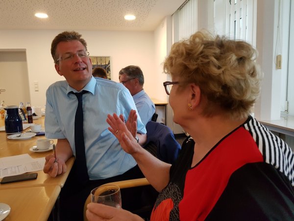 Rege Diskussion: Patientenfürsprecherin Karen Tank und der Patientenbeauftragte der Bundesregierung, Dr. Ralf Brauksiepe, hatten sich beim Besuch im Klinikum Lippe einiges zu sagen. - © Marianne Schwarzer
