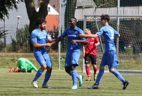 Jubel hier, Enttäuschung dort: Während Saliou Abou (Mitte) von seinen Teamkameraden Zalem Özmen (links) und Fabio Hildebrand beglückwünscht wird, kauert Augustdorfs Torwart Sefik Kartal am Boden. Dessen Mannschaftskollege Nick Matthies senkt den Kopf. - © Oliver König