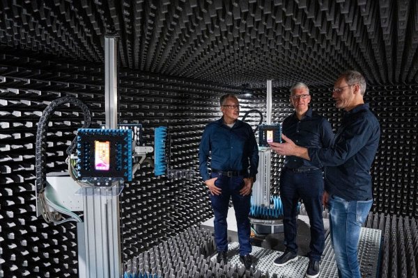 Apple-Chef Tim Cook (M) zusammen mit zwei Mitarbeitern im Entwicklungszentrum des Konzerns in München. - © Brooks Kraft/Apple/dpa