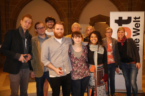 Die Finalisten Björn Gögge (Essen), Fatima Talalini und Özge Cakirbey (Dortmund, vorne von links) mit Sim Panse (Bremen), Bo Wimmer (Marburg), Martin Frank (Lemgo), Marc-Oliver Schuster "Katze" (Detmold), Luise Frentzel (Bochum) sowie Sabine Hartmann und Johanna Schäfer (hinten, von links). - © Thomas Krügler