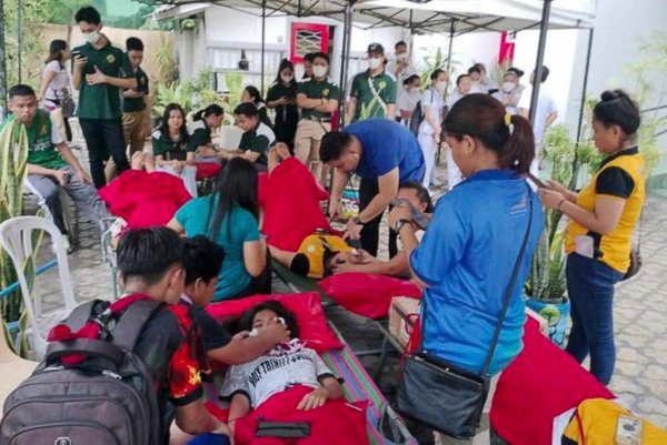 Freiwillige kümmern sich um Menschen, die von dem Erdbeben betroffen sind, das General Santos City im Süden der Philippinen erschüttert hat. - © Uncredited/PHILIPPINE RED CROSS/AP/dpa