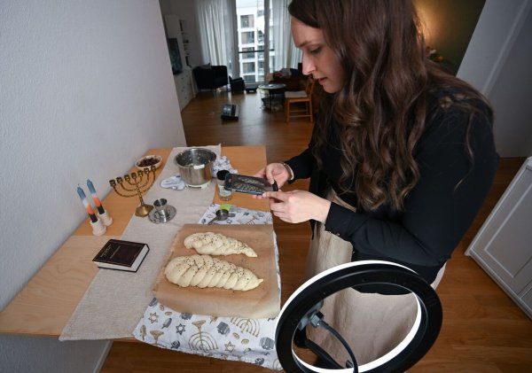 Die jüdische Tiktokerin Rica Allam nimmt ein Video über die Herrstellung von Challah zum Shabbat auf. - © Bernd Weißbrod/dpa
