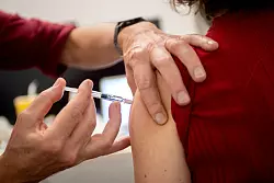 Auch im Januar oder Februar ist es sinnvoll, eine Grippeschutzimpfung nachzuholen. - © dpa