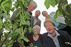Freuen sich, dass es mit der Erforschung alter Gem&uuml;sesorten weitergehen kann. - &copy; Foto: Hostert