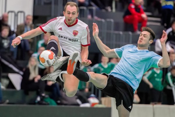 Detmold: Hoher Einsatz - um in die Zwischenrunde zu gelangen. Johann Felker behauptet hier die Lufthoheit. Er ist einen Fuß schneller am Ball als der Diestelbrucher Alexander Schlegel. Der hohe Einsatz wurde belohnt. - © Egon Penner