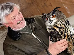 Der Uhu in der Hand von Wilfried Limpinsel, der eine vom Land gef&ouml;rderte Auffangstation unterh&auml;lt. - &copy; FOTO: KARL FINKE