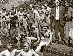 Oerlinghauser Bademoden um 1910: Nicht immer besaßen die Freibadbesucher seinerzeit schon perfekte Badehosen und -anzüge. Zumeist genügte Unterwäsche schon als züchtige Badebekleidung. Der Herr im Anzug ist Heinrich Freitag, Oerlinghauser Filialleiter der Lippischen Landesbank, ein ausgewiesener Fan und Förderer des Schopkebades. - © FotoArchiv: Horst Biere