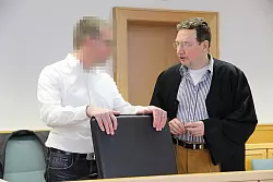 Erfolgreich vor Gericht: Der Angeklagte (links) und sein Verteidiger Rainer Frank aus Hamburg. - © Pförtner