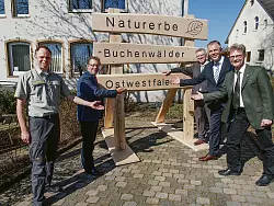 Waldsch&uuml;tzer: Regionalforstamtsleiter Roland Schockm&ouml;hle, Ministerialrat Martin Woike, B&uuml;rgermeister Hans-J&uuml;rgen Wessels, Umweltminister Johannes Remmel und der Leiter des Landesbetriebes Wald und Holz, Andreas Wiebe (v. l.). - &copy; NW