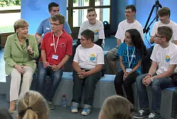 Im Gespr&auml;ch: Kanzlerin Angela Merkel diskutiert mit Rostocker Sch&uuml;lern. - &copy; Picture Alliance