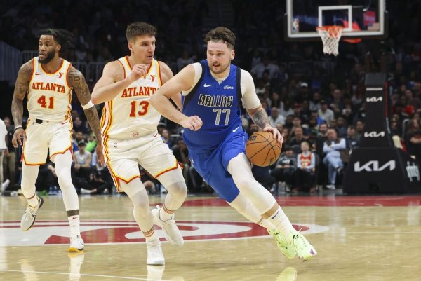 Luka Doncic (r) wird hier von Atlantas Bogdan Bogdanovic verteidigt. - © Jason Getz/TNS via ZUMA Press Wire/dpa