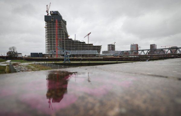 Die stillgelegte Baustelle des Elbtowers in der Hafencity. - © Christian Charisius/dpa