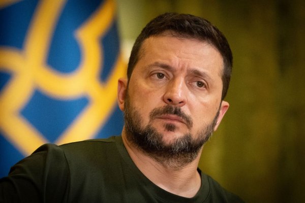 Der ukrainische Präsident Selenskyj fordert Maßnahmen des Westens gegen die ständigen russischen Raketenangriffe auf die zivile Infrastruktur seines Landes. (Archivbild) - © Efrem Lukatsky/AP/dpa