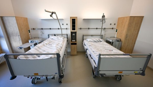 Ob Besuch oder Nachtruhe - eine gute Portion Rücksicht hilft, um im Mehrbettzimmer gut miteinander klarzukommen. - © Jens Kalaene/dpa/dpa-tmn