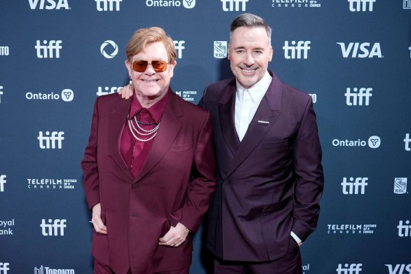 Beim Film «Elton John: Never Too Late» führte der Ehemann des Popstars, David Furnish, Regie. - © Chris Pizzello/Invision/AP/dpa