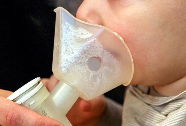 Inhalationsgeräte sind für Kinder wie für Erwachsene gleichermaßen gemacht. Babys brauchen allerdings mitunter eine spezielle Babymaske. - © Patrick Pleul/dpa/dpa-tmn