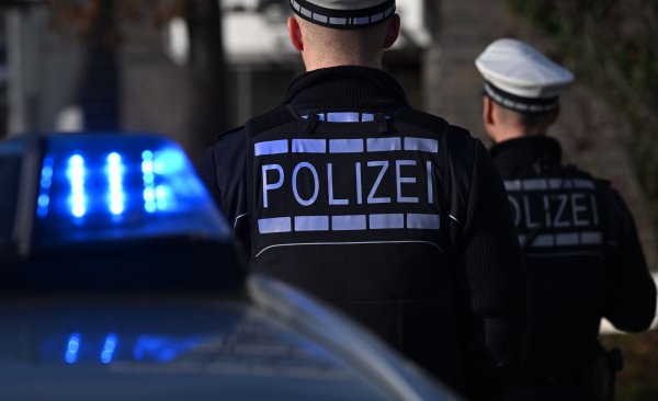 Der Mann und die Frau sitzen inzwischen in U-Haft. (Symbolbild) - © Bernd Weißbrod/dpa