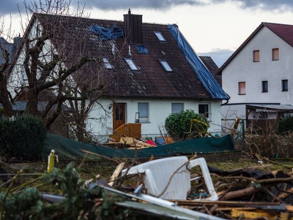 Die Nachfrage nach Versicherungsschutz ist hoch, unter anderem wegen der im langfristigen Trend steigenden Schäden durch Naturkatastrophen. (Symbolbild) - © Nicolas Armer/dpa/dpa-tmn