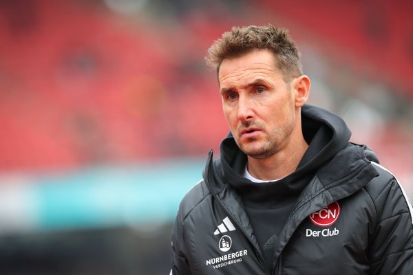 Miroslav Klose will endlich wieder siegreiche Nürnberger sehen. - © Daniel Karmann/dpa