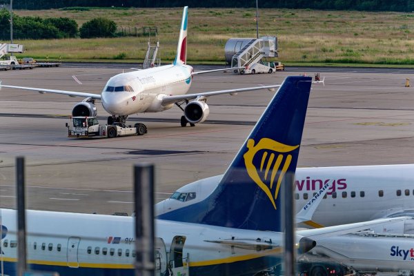 Ryanair und Eurowings konkurrieren bei Direktflügen. - © Henning Kaiser/dpa