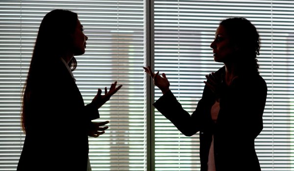 Wo Konflikte zugunsten der Team-Harmonie unterdrückt werden, entsteht unterschwellig oft Unzufriedenheit und Frust. - © Klaus-Dietmar Gabbert/dpa-tmn
