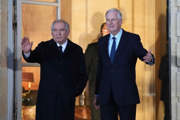 Innerhalb eines Jahres hat Frankreich nun mit Bayrou (links) seinen vierten Premier. - © Christophe Ena/AP/dpa