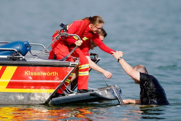 Manche Menschen können aus dem Wasser gerettet werden, wie hier in einer Übung. (Archivbild) - © Uwe Anspach/dpa