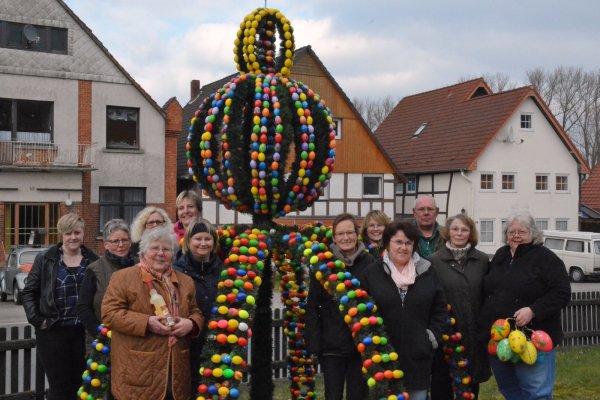 Eine Gruppe aus Stemmen pflegt die Tradition des Osterbaums und verschönert ihn jedes Jahr. - © Tanja Watermann