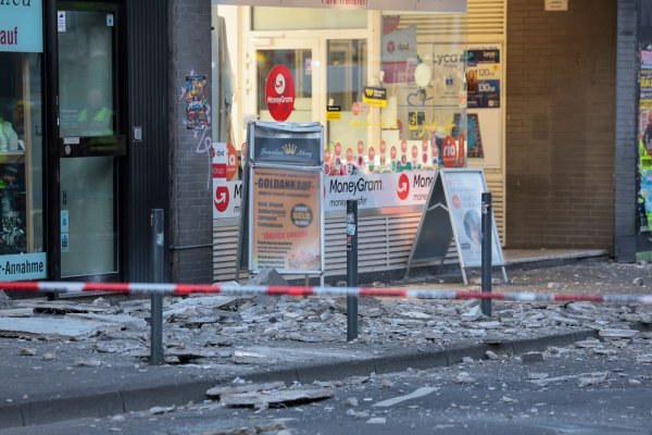Nachdem Passanten in Bonn durch herabstürzende Teile einer Hausfassade getroffen und verletzt wurden, prüft die Polizei den Vorfall auf eine strafrechtliche Bedeutung. - © Thomas Banneyer/dpa
