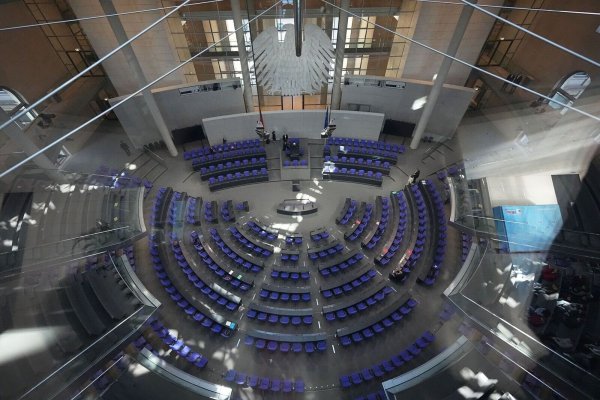 Bundestag - Sondersitzung zur Grundgesetzänderung - © Michael Kappeler/dpa