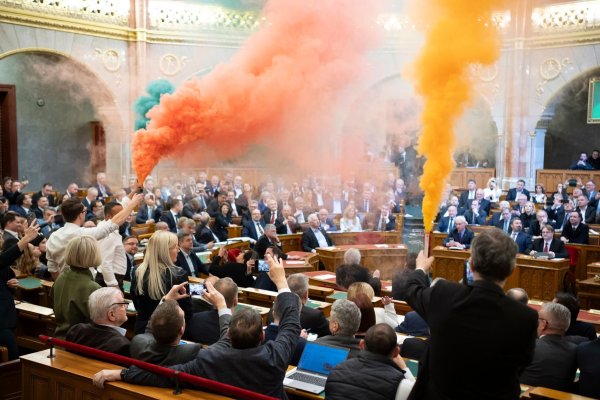 Begleitet von Rauchbomben, die Abgeordnete der Oppositionspartei Momentum im Plenarsaal entfachten, hat Ungarns Parlament ein Verbot der alljährlichen Pride-Paraden beschlossen, bei denen Menschen für die Rechte nicht heterosexueller Lebensformen demonstrieren. - © Boglarka Bodnar/MTI/AP/dpa