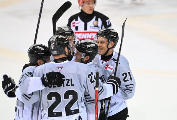 Die Kölner Haie jubeln auch im zweiten Playoff-Viertelfinale gegen Bremerhaven. - © Carmen Jaspersen/dpa