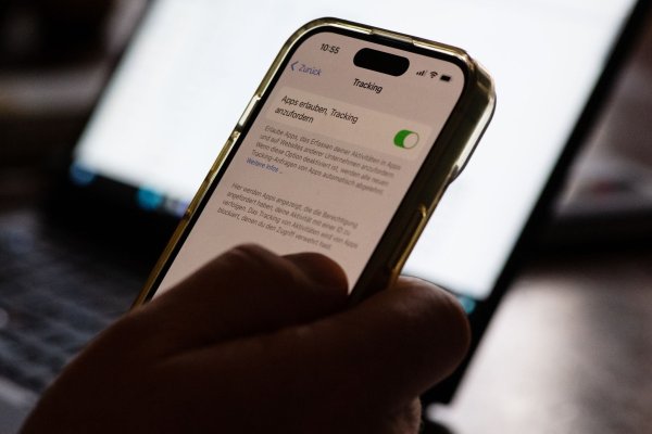Aktiviertes Tracking auf einem iPhone: Trotzdem muss noch jede App einzeln per Dialog die Erlaubnis zum Datensammeln einholen. - © Franziska Gabbert/dpa-tmn